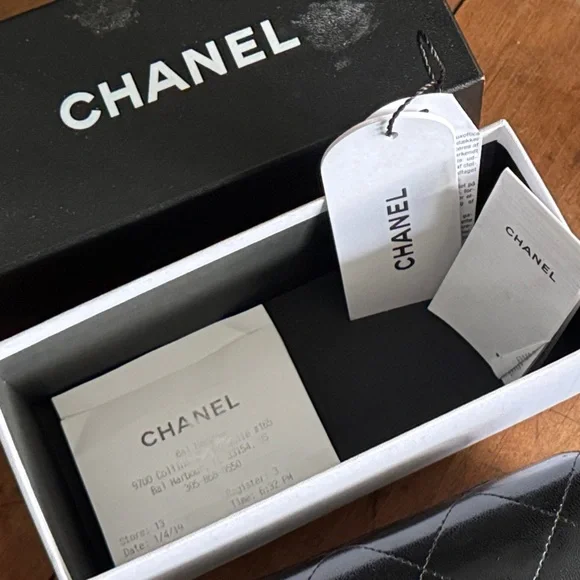 CHANEL Elegant Black Sunglasses - Picture 5 of 7